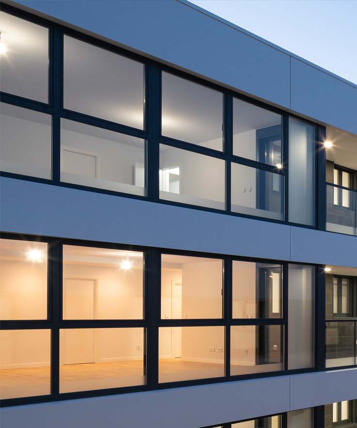 COR 60 en edificio residencial - ventanas de aluminio y PVC Cortizo