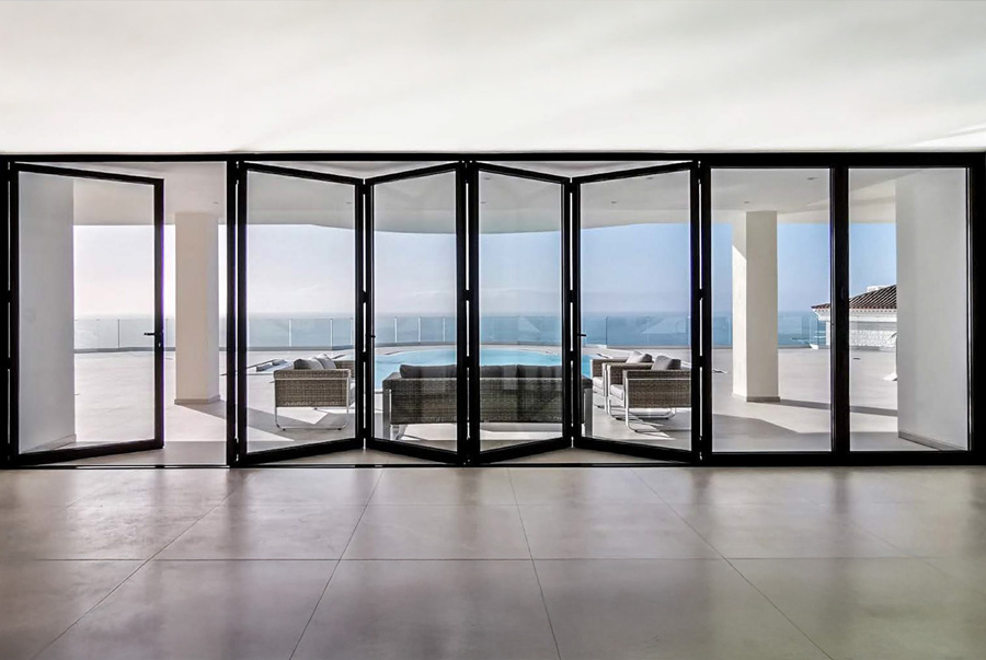 Puerta Plegable - ventanas de aluminio y PVC Cortizo