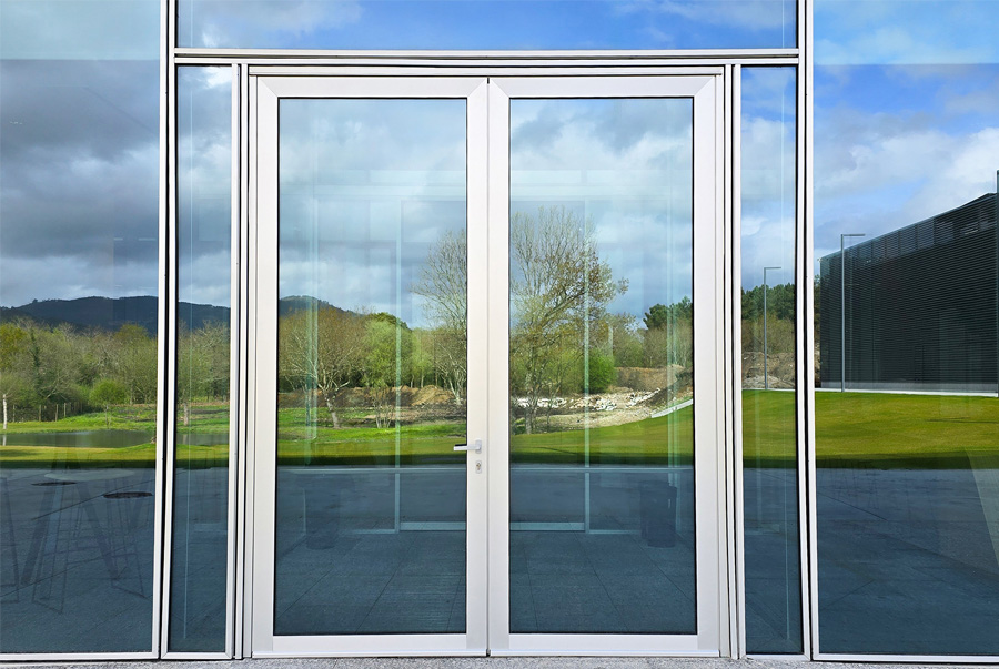 Puerta Millennium Plus 80 - ventanas de aluminio y PVC Cortizo