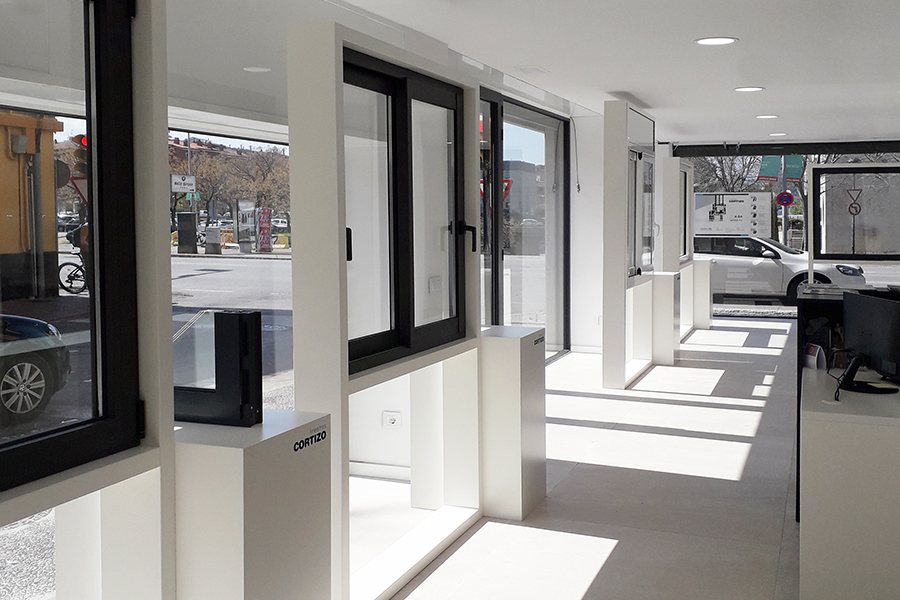 Showroom Alu-Store Girona - finestre in alluminio e PVC Cortizo