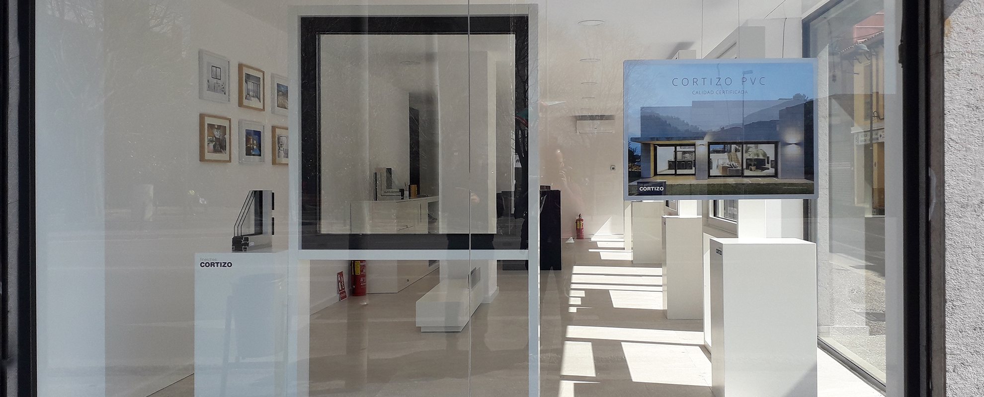 Exposición Finestre Cortizo en Alu-Store Girona - finestre in alluminio e PVC Cortizo