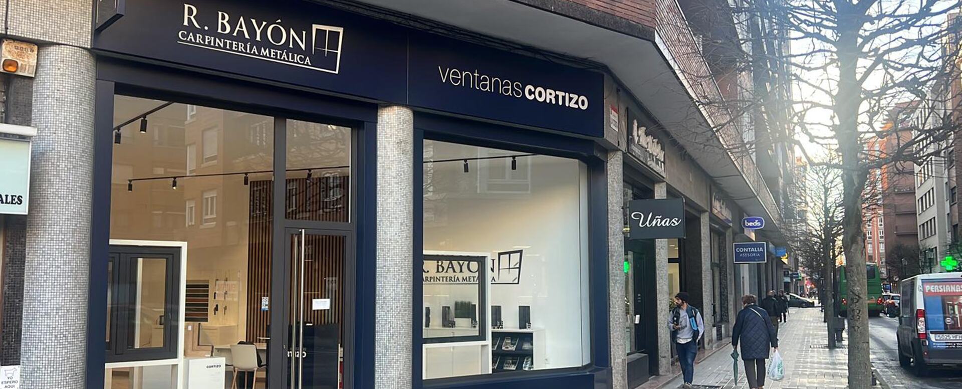 Exposición Finestre Cortizo en R. Bayón - finestre in alluminio e PVC Cortizo