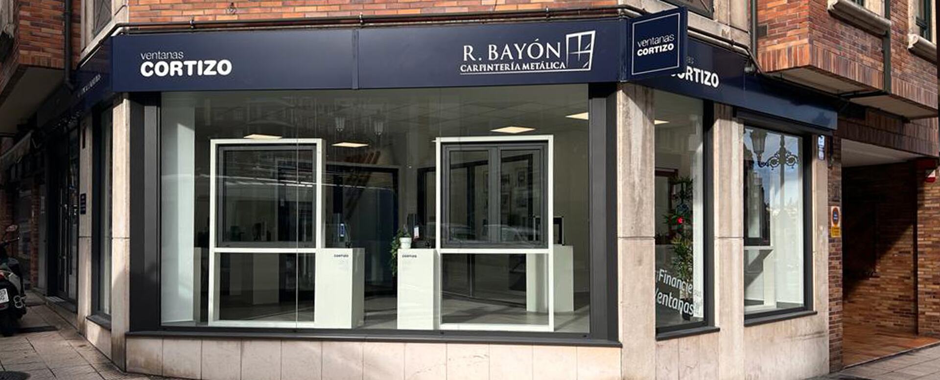 Exposición Ventanas Cortizo en R. Bayón