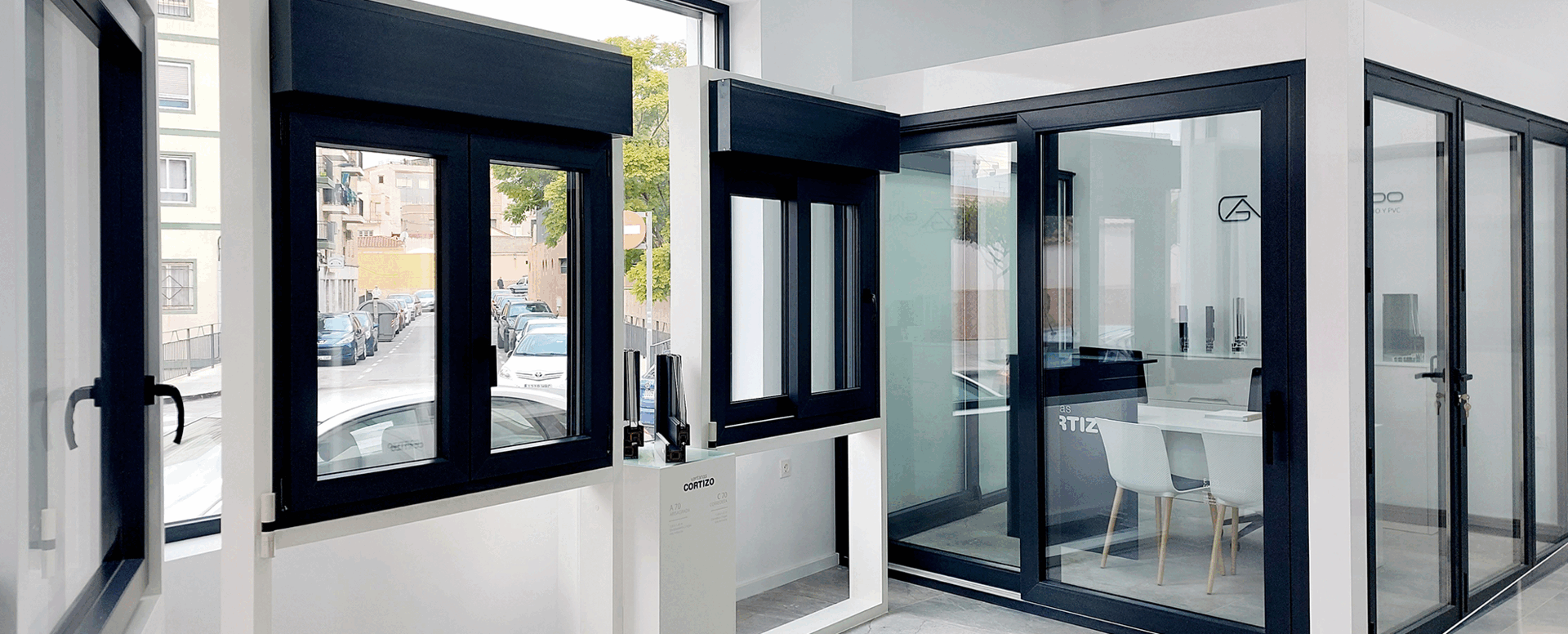 Exposición Okná Cortizo en Gallardo aluminio y PVC - hliníkové a PVC okná Cortizo
