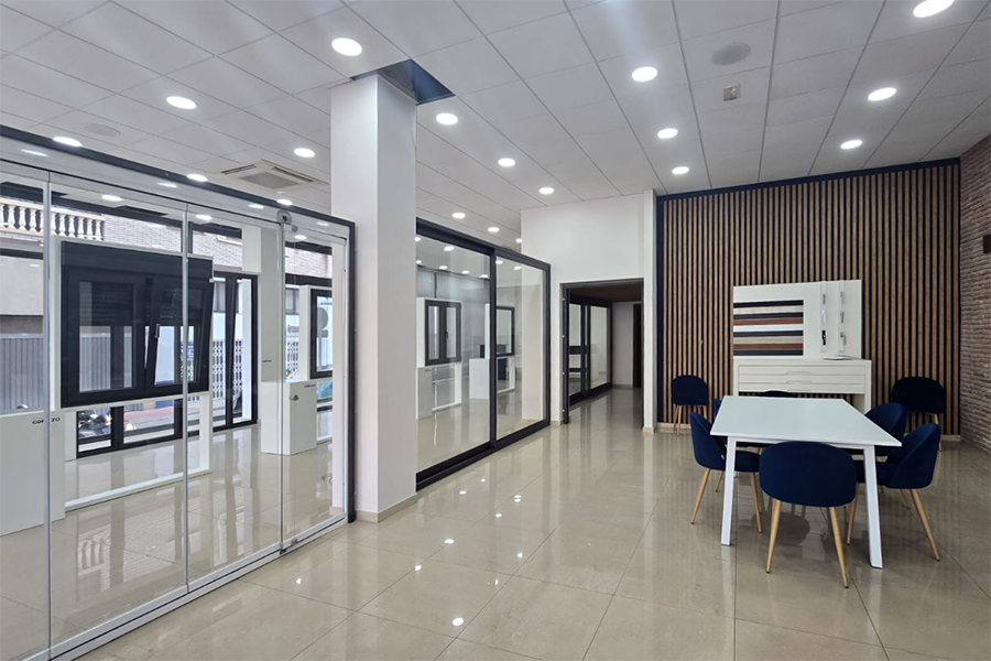 Showroom García Arquellada - alüminyum ve PVC pencereler Cortizo