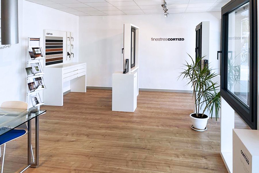 Showroom T-Quattre - alüminyum ve PVC pencereler Cortizo
