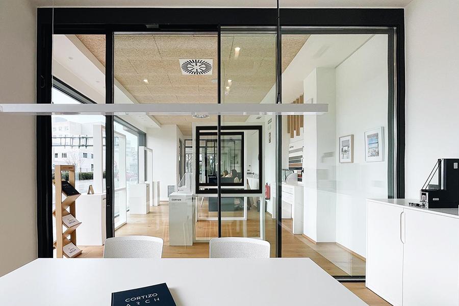 Showroom Aluminios Tajonar - okna aluminiowe i PVC Cortizo