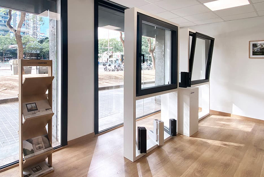 Showroom Tancaments CS - alüminyum ve PVC pencereler Cortizo