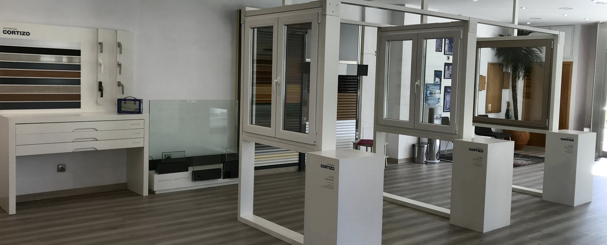 Exposición Fenêtres Cortizo en Aluminios Tascón - fenêtres en aluminium et PVC Cortizo