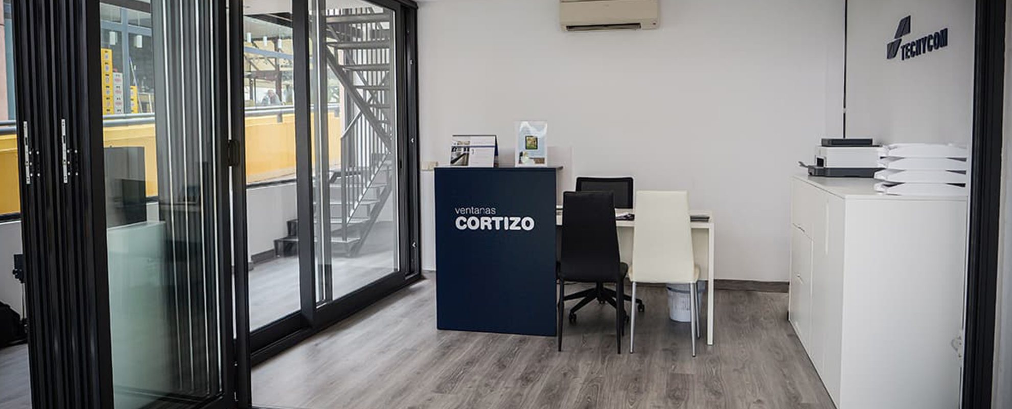 Exposición Fenêtres Cortizo en Tecnycom Las Rozas - fenêtres en aluminium et PVC Cortizo